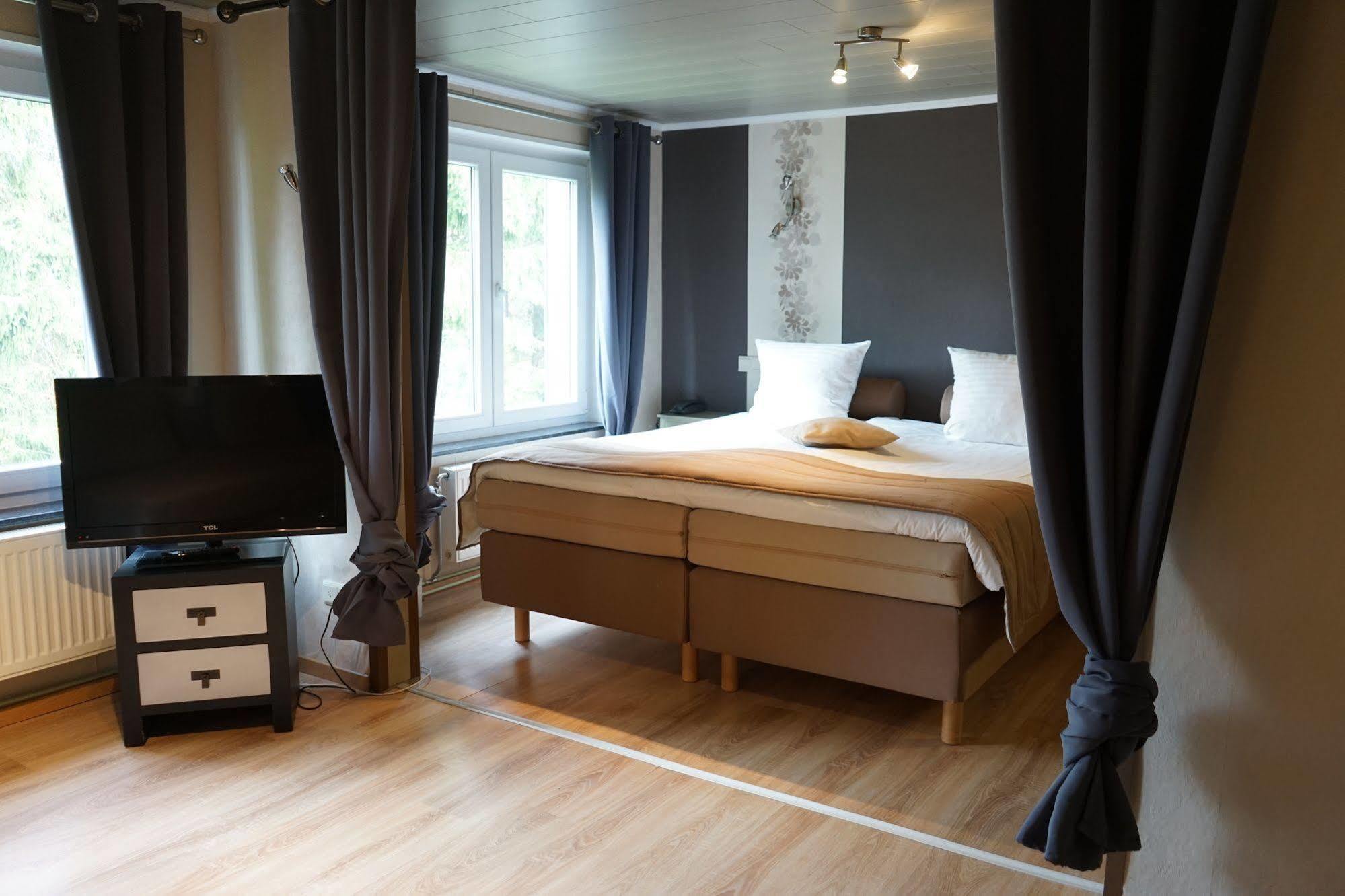 Hotel Les 5 Ourthes 胡法利兹 外观 照片